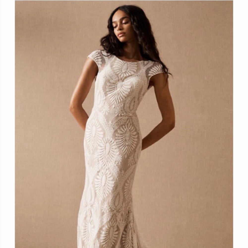 Never worn BHLDN Wedding Dress/ fitted, romantic wedding dress